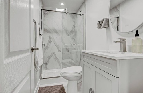 Churchill Meadows Apartment | Cozy 1-bedroom with Full Kitchen, workspace, WiFi and AC in charming Mississauga