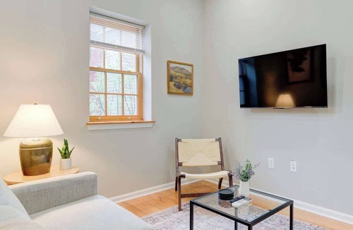 Rittenhouse Row Apartment | Cozy 1BD With Balcony