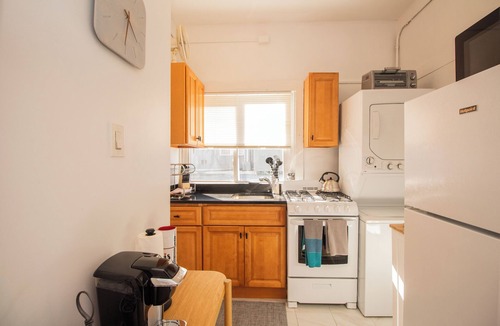 Emerson Gardens Apartment | Cozy 1Bed, 1Bath in Brookline