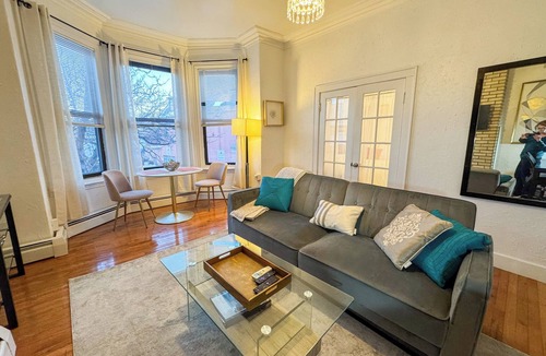 Emerson Gardens Apartment | Cozy 1Bed, 1Bath in Brookline