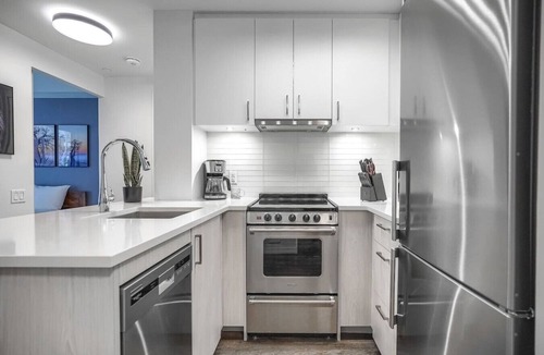 Bay Cloverhill Apartment | Cozy 1BR Apt with Gym, Near Royal Ontario Museum