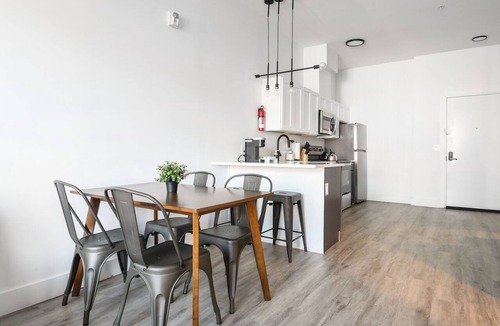 Elizabeth Apartment | Cozy 1BR Next to Airport y9n8