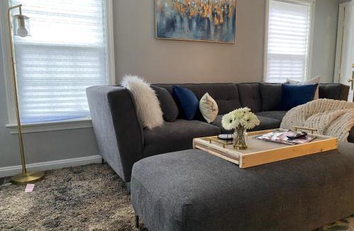 Cleveland Heights Apartment | Cozy, 1st floor apartment with 2bdrms Plus Semi private TV room with Futon Family Friendly Close to Everything Pets welcome with Fee