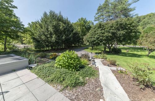 Wardsboro Apartment | Cozy 2 Bdr Apartment Minutes to Mt Snow!