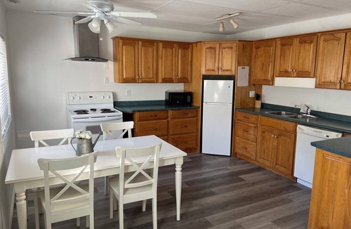 Port Franks Cottage | Cozy 2 BDRM Cottage w/private hot tub, sauna, private beach access, fire pit