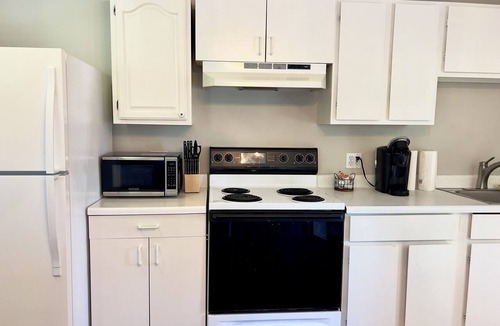 Ocean Park Condo | Cozy 2-bedroom, 1-bathroom condo, two short blocks from the beach!