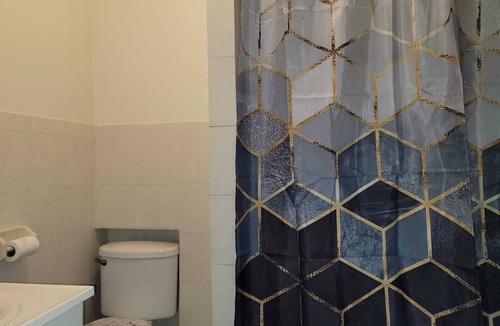 Bridgeport Apartment | Cozy 2-bedroom apartment in Bridgeport with WiFi, AC Heat, washer dryer, Parking