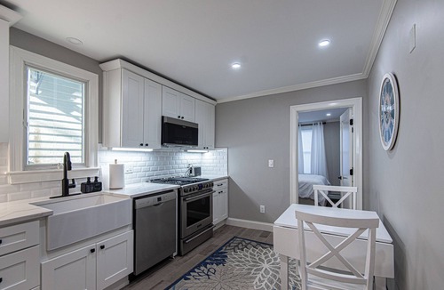 Newport Apartment | Cozy 2-bedroom apartment in Newport with WiFi, AC. 15% Off Monthly Bookings!