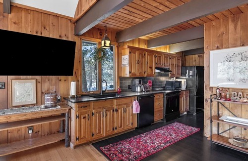 Bolton Landing Ski Chalet | Cozy 2-bedroom chalet in superb Bolton Landing with AC