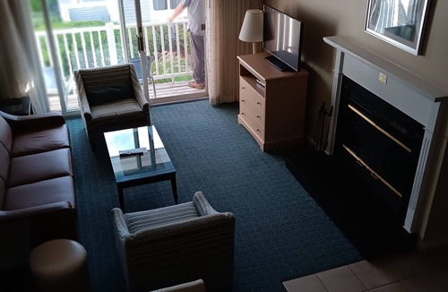 Westbrook Center Condo | Cozy 2-bedroom condo with AC, fitness room in charming Westbrook. Oceanfront,