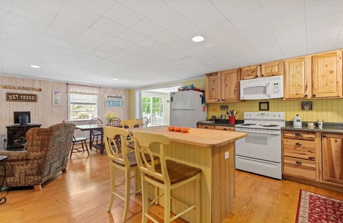Standish Cottage | Cozy 2-bedroom cottage in charming Frye Island-Four minute walk to the beach