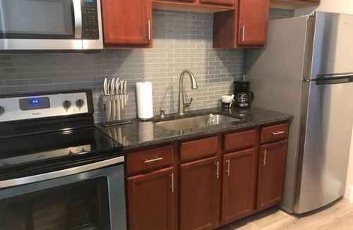 Top of the Hill Condo | Cozy 2-bedroom Downtown. Wifi. Private Yard.