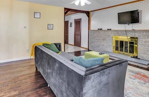 Stratford House | Cozy 2 bedroom home with free parking on premises.