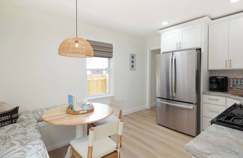 Long Branch House | Cozy 2-Bedroom Home: Modern Amenities, WiFi, and AC—3 Blocks from Pier Village