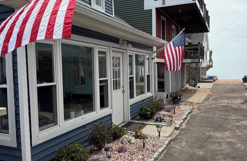 Momauguin House | Cozy 2-bedroom house sleeps 7, in charming East Haven Ct. with AC on the beach