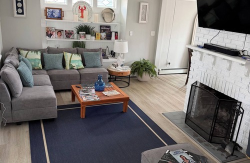 Momauguin House | Cozy 2-bedroom house sleeps 7, in charming East Haven Ct. with AC on the beach