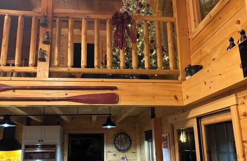 Smithfield House | Cozy 2-bedroom lake house with loft in adorable Smithfield with AC
