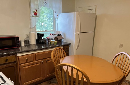 Southside House | Cozy 2 Bedroom near SU & Downtown pet friendly