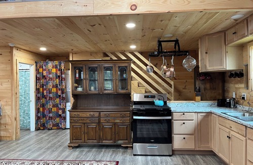 Salisbury Center Cabin | Cozy 2-bedroom off-grid cabin in charming, picturesque Newport