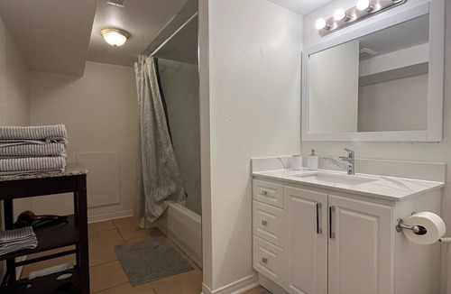 East Credit Apartment | Cozy 2 Bedroom Retreat in Heartland