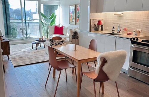 Leslieville Condo | Cozy 2 BR 2 BTH Condo perfect for couples or family in Leslieville Toronto!