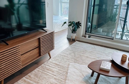Leslieville Condo | Cozy 2 BR 2 BTH Condo perfect for couples or family in Leslieville Toronto!