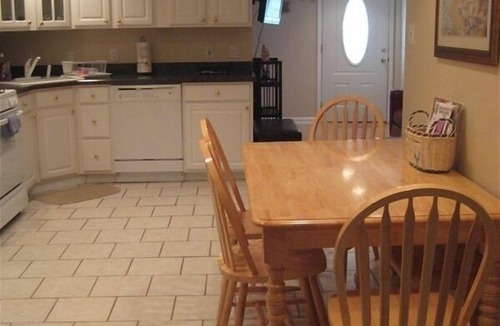 North End Condo | Cozy 3 Bedroom 1 1/2 Blocks to Beach & Amusements Pets Friendly