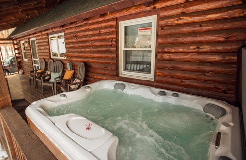Laconia Cabin | Cozy 3-bedroom cabin w/hot tub near Lake Winnipesaukee