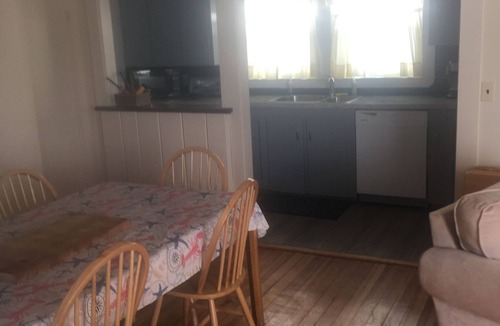 Seabrook Cottage | Cozy 3-bedroom cottage in Seabrook Beach