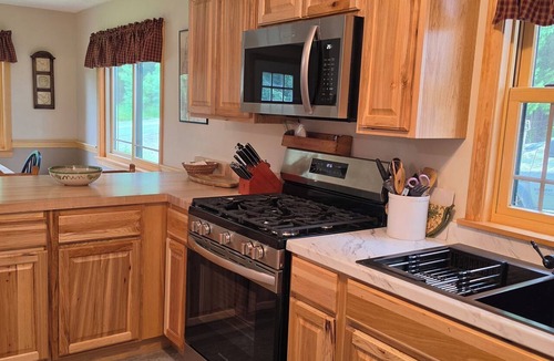 Ellsworth House | Cozy 3-bedroom house with AC on outskirts Ellsworth between Schoodic & Acadia.
