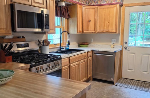 Ellsworth House | Cozy 3-bedroom house with AC on outskirts Ellsworth between Schoodic & Acadia.