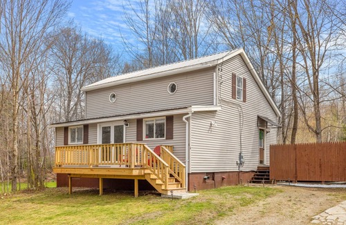 Bethlehem House | Cozy 3BR Retreat in Downtown Bethlehem - Hot Tub, Trails, Near Ski & Hike