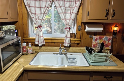West Wardsboro Cabin | Cozy 4-bedroom cabin. 5 Miles to Mount Snow and 8 miles to Stratton Sun Bowl.