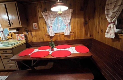 West Wardsboro Cabin | Cozy 4-bedroom cabin. 5 Miles to Mount Snow and 8 miles to Stratton Sun Bowl.