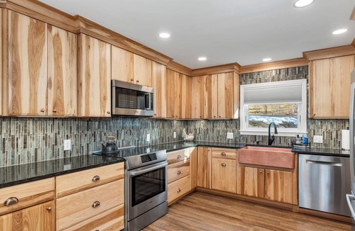 Gilford House | Cozy 4-Season Chalet + Lake Winni + Gunstock + Free Breakfast · Sleeps 8
