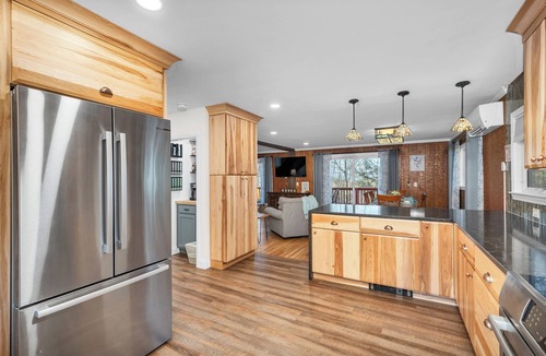 Gilford House | Cozy 4-Season Chalet + Lake Winni + Gunstock + Free Breakfast · Sleeps 8
