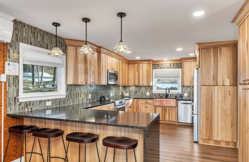 Gilford House | Cozy 4-Season Chalet + Lake Winni + Gunstock + Free Breakfast · Sleeps 8