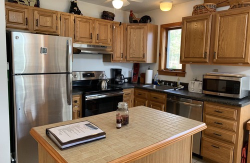 Wilmington House | Cozy 4BR Cabin with Fire Pit, hot tub, and Pools –15 mins to Mt Snow
