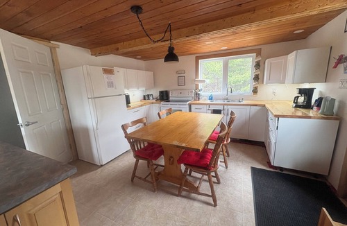 Mansfield-et-Pontefract Cottage | Cozy and private woodland cottage overlooking the hillside with river access