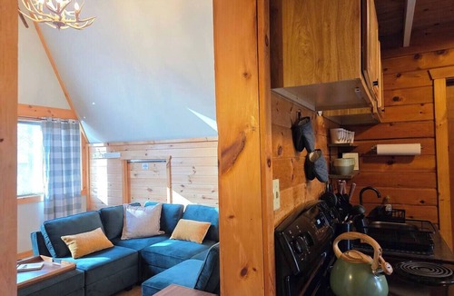North Creek Cabin | Cozy A - Frame Cabin with Hot Tub - 6 min to Gore Ski Resort