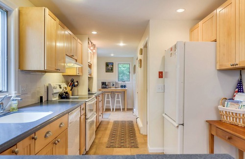 Chatham House | Cozy and Conveniently located near the bike path!