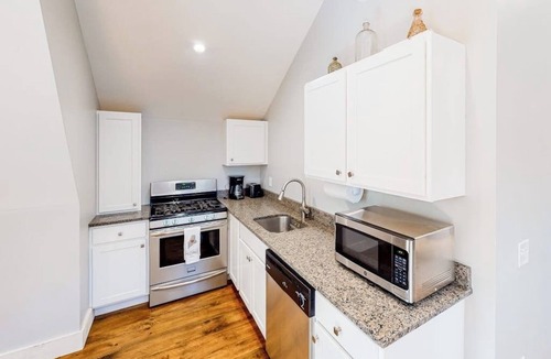 Lamoine Cabin | Cozy and modern hideaway - walk to the beach - fast WiFi & washer/dryer