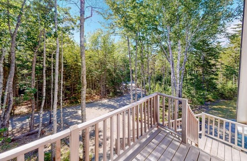 Lamoine House | Cozy and modern hideaway - walk to the beach - fast WiFi & washer/dryer