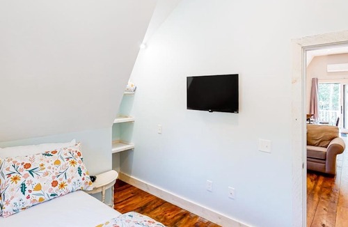 Lamoine House | Cozy and modern hideaway - walk to the beach - fast WiFi & washer/dryer