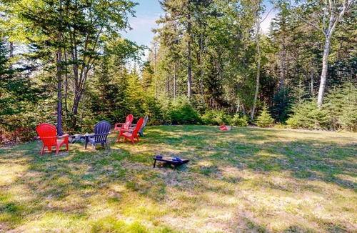 Lamoine House | Cozy and modern hideaway - walk to the beach - fast WiFi & washer/dryer