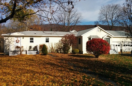 Williamstown House | Cozy and quaint country cottage, walk to downtown Williamstown