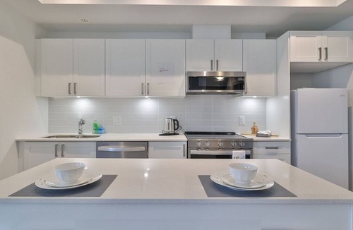 Lakeview House | cozy and spacious 3BR full house in Mississauga with free wifi & free parking.
