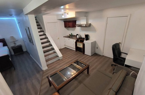 Rideau Heights Apartment | Cozy Bachelor Apartment at Trillium