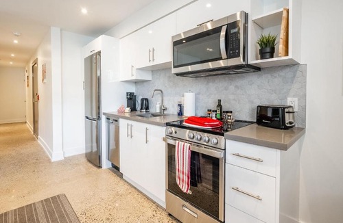 High Park-Swansea Hotel | Cozy Basement Stay Near High Park & Subway - Westend Suites