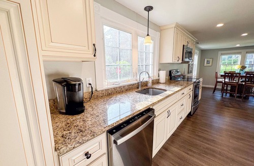 Niantic House | Cozy beach retreat in Niantic's Black Point Beach